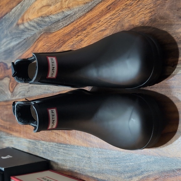 Hunter with original insulated Chelsea boots - Picture 3 of 16